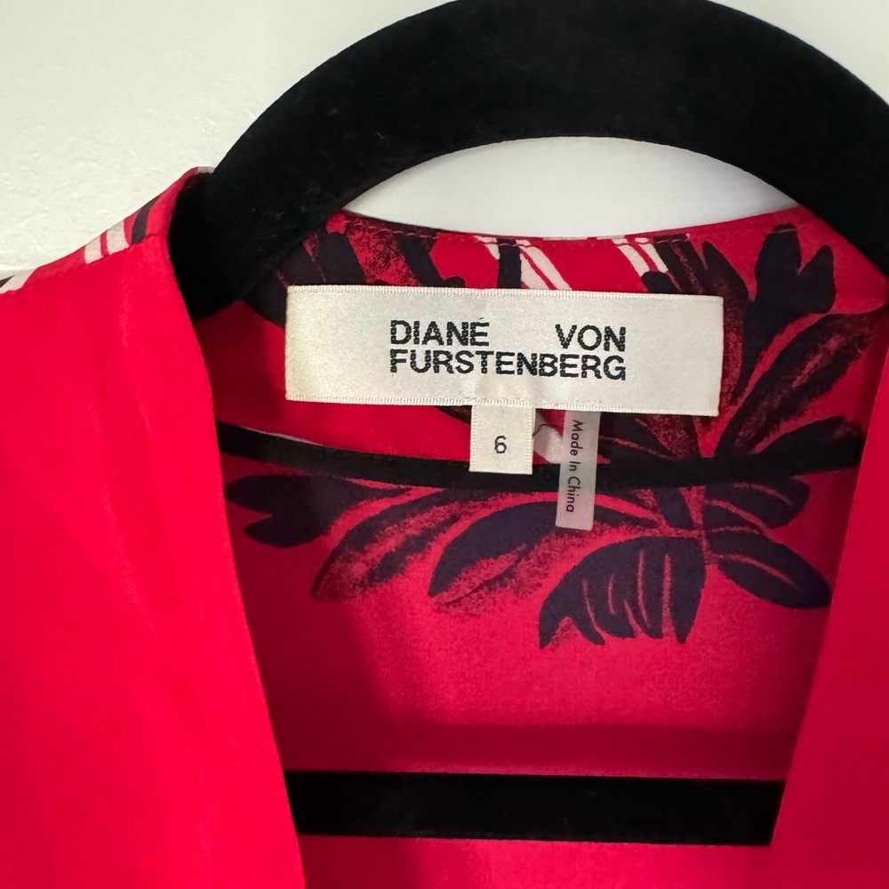 DIANE VON FURSTENBERG 100% SILK FARLI CROSS-OVER BLOUSE RED FLORAL TOP SIZE 6 - Picture 5 of 7